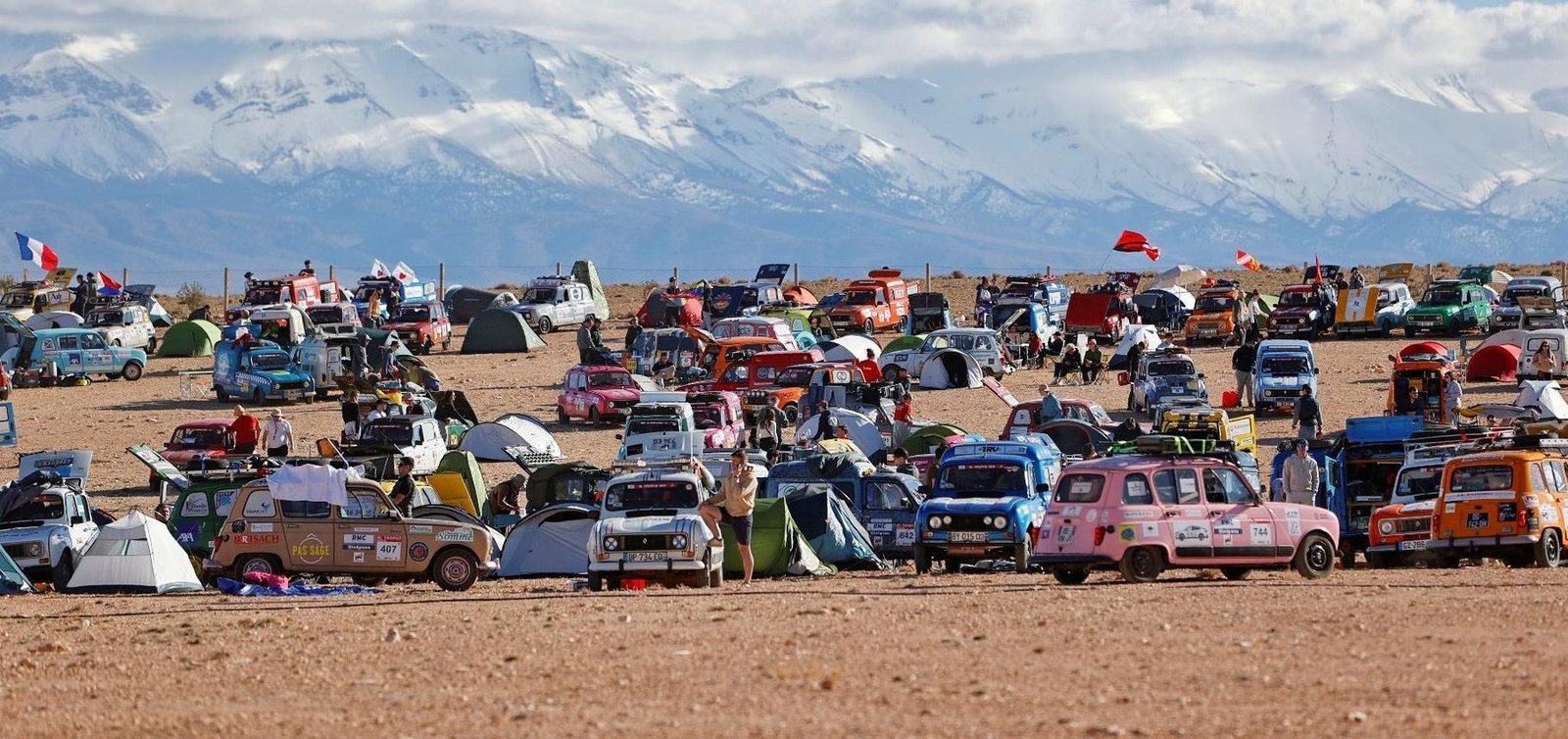 Bivouac de centaines de 4L au pied de l’Atlas enneigé